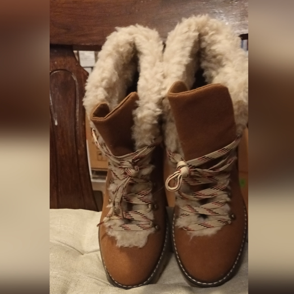 Women's Tan Winter Hiking Mountain Boots - New never Worn